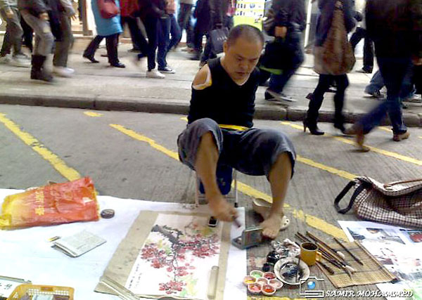 Безръкият художник Хуан Гу Фу рисува с уста и крака