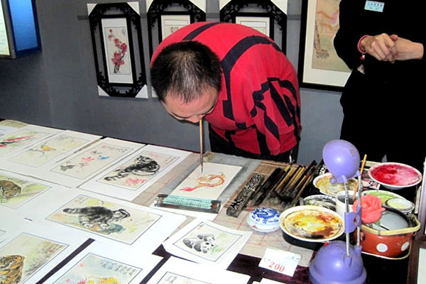 Хуанг Гу Фу демонстрира как се рисува с уста