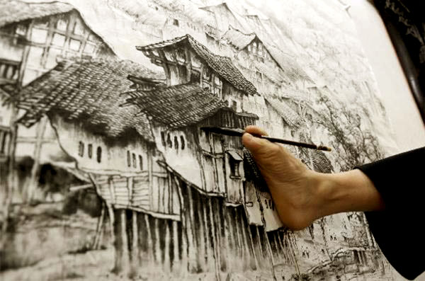 Хуан Гу Фу демонстрира рисуване на картина с крак
