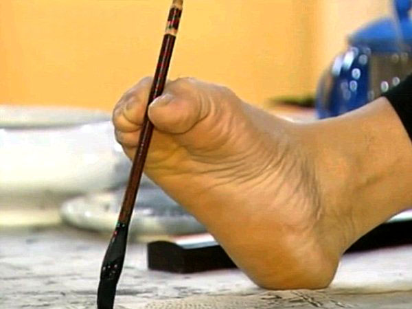 Хуан Гу Фу рисуване с помощта на своя крак