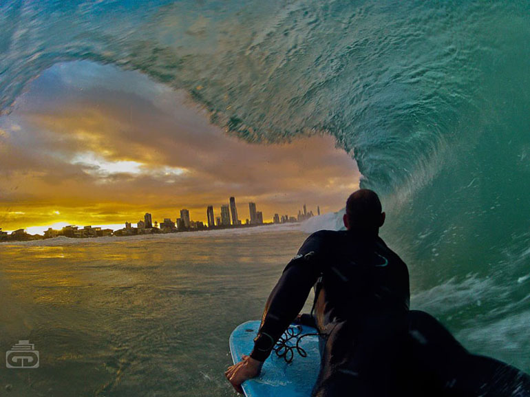 Невероятна цифрова фотография - сърфиране под вълните