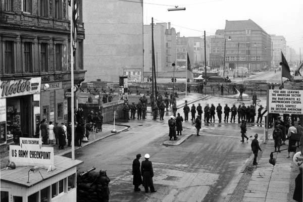 Легендарни табели по света - Checkpoint charlie