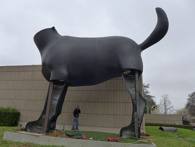 Bad Dog - метална скулптура от изложбата на Ричърд Джексън