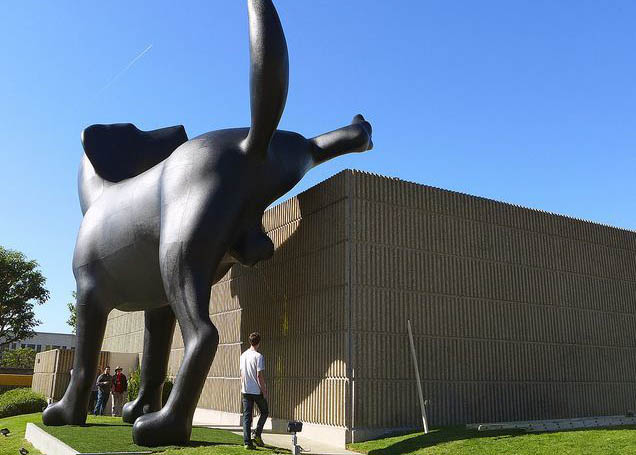 Bad Dog – гигантското куче, което вдигна крак на Калифорнийския музей на изкуството